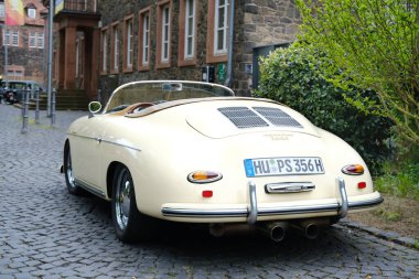 Bej rengi Porsche 356 Cabriolet, Retro lüks spor araba ilk olarak Avusturyalı Porsche firması tarafından üretilmiş, Oldtimer otomobil arka tarafta, eski tarz, Hanau, Almanya - 17 Haziran 2023