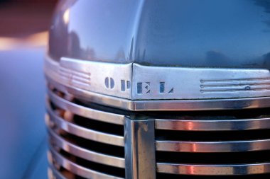 Yakın plan mavi Opel kaptanı Sedan Batı Alman yürütme aracı 1950 'lerin şirketi GM Opel, sokakta Retro lüks araba, Oldtimer araba, retro-style, Frankfurt - 10 Haziran 2023