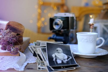 Eski aile fotoğrafları klasik iç mekanda, yığınla nostaljik duygusal resimler, 50 'ler, 40' lar, ahşap masa üzerinde retro akordeon kamera, konsept soy ağacı, hafıza ataları, aile ağacı