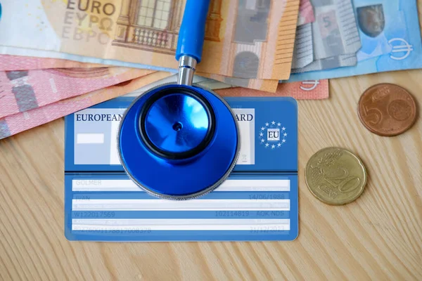 Europeiskt Sjukförsäkringskort Euro Pengar Medicinsk Stetoskop Begrepp Internationell Reseförsäkring Och — Stockfoto