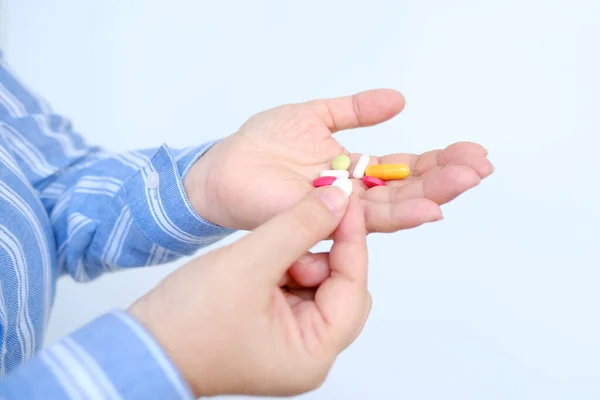 Kvinnliga Handen Sträcker Sig Palm Piller Medicinska Kapslar Vitaminer Närbild — Stockfoto