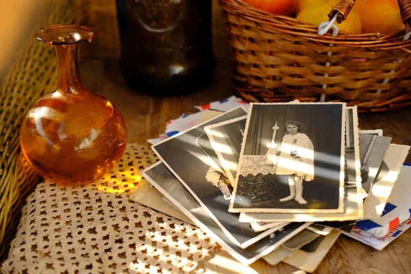 Alte Einfarbige Vintage Fotografien Auf Rustikalem Holztisch Verstreut Herbstkomposition Mit — Stockfoto