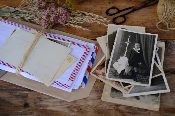 ブラック オールド ファミリーの写真 スタック ファミリーのヴィンテージの写真 懐かしい感傷的な写真50代 40代のレトロな木製テーブル 系譜の概念 祖先の記憶 家族の木 — ストック写真