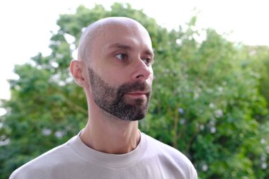 30-35 yaşlarındaki genç bir adamın yakın plan erkek yüzü, yan yana bakan insan gözü, gözetleme, izleme, izleme, görme testi, iç mutluluk ve hayata iyimser bir bakış açısı.