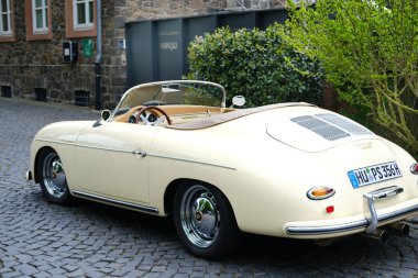 Bej rengi Porsche 356 Cabriolet, Retro lüks spor otomobil Avusturyalı Porsche firması tarafından ilk olarak caddeye park edilmiş, Oldtimer arabası, geriye dönük, Hanau, Almanya - 17 Haziran 2023
