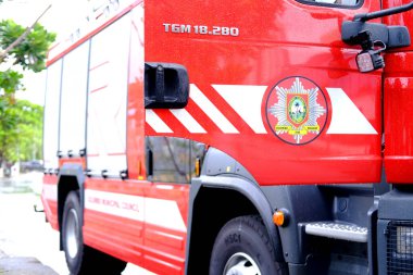 İtfaiye teşkilatının büyük kırmızı itfaiye kamyonu, şehirdeki acil durum minibüsü, kriz, güvenlik ve güven durumlarında umut ve yardım simgesi, acil müdahale ekipleri, Colombo, Sri Lanka - 19 Ekim 2022