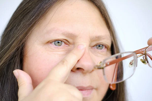 老年妇女的近视女性脸50岁 摘下眼镜 疲惫的眼睛 眼科健康与护理 与年龄有关的问题远视 自我接纳 充满活力 充实的生活 — 图库照片