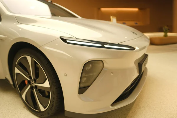 電気自動車の一部NioモデルEt7 ヘッドライト全電気プレミアムセダン ショールームの電気自動車 代替エネルギー開発コンセプト 電気自動車の革新 フランクフルト 7月1 2023 — ストック写真
