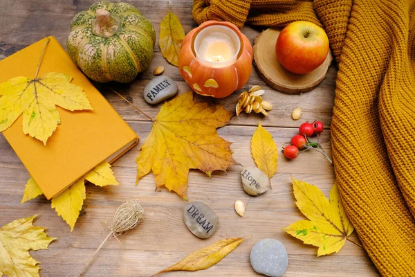 Herbstliche Komposition Auf Rustikalem Holztisch Garten Mit Abgefallenen Gelben Orangen — Stockfoto