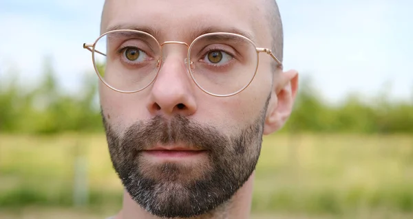 Zbliżenie Męska Twarz Młodego Mężczyzny Lat Modnych Okularach Ludzkie Oko — Zdjęcie stockowe