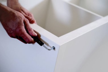 Erkek eller, mobilya montajı, beyaz raflama, DIY ev geliştirme konsepti, taşınma ve yer değiştirme süreci, tamirat hizmetleri, gösteri becerileri hünerli DIY hevesli çalışan