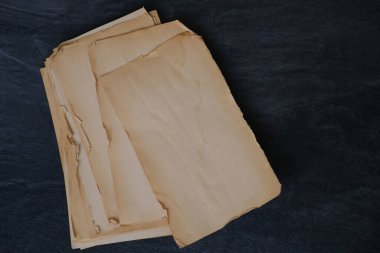 Siyah arkaplan üzerine yazmadan eski sayfa yığınları, karatahta, nadir ve tarihsel değer, tarihi dokümanların restorasyonu ve el yazmalarının boş maketleri