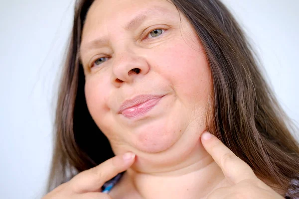 近视部分面部成熟妇女55岁 人类肥胖脖子 双下巴凹陷 面容老化 与年龄有关的皮肤变化 化妆品抗衰老程序 皮肤紧致 — 图库照片