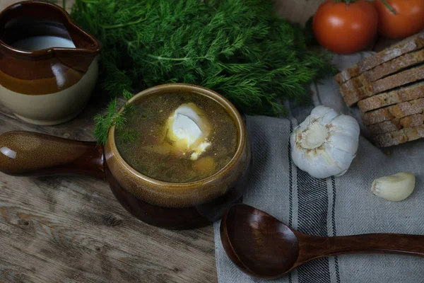 将热腾腾的新鲜汤放在乡村木桌的盘子里 放上蔬菜 放上红西红柿 陈腐的器皿 自制的传统食品概念 健康的饮食 — 图库照片