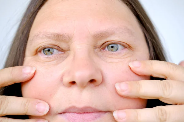 Perempuan Closeup Wajah Wanita Tahun Tampak Cermin Memeriksa Turgor Kulit — Stok Foto