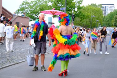 LGBT 'deki LGBTT topluluğunun gururlu geçit töreninden önce parlak giyimli tuhaf kişi, uluslararası LGBTQ hareketinin katılımcıları, kültürel çeşitlilik, sosyal aktivizm, insan hakları, FRANKFURT - 15 Temmuz 2023