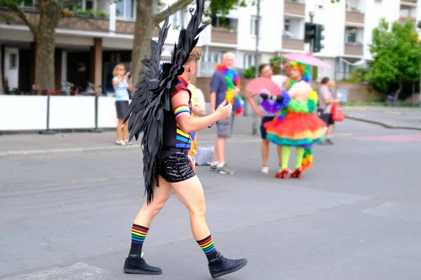 Kanatlı tuhaf insan LGBTQ topluluğu LGBT geçit töreninden önce, uluslararası LGBTQ hareketinin katılımcıları, kültürel çeşitlilik, sosyal aktivizm, insan hakları, FRANKFURT - 15 Temmuz 2023