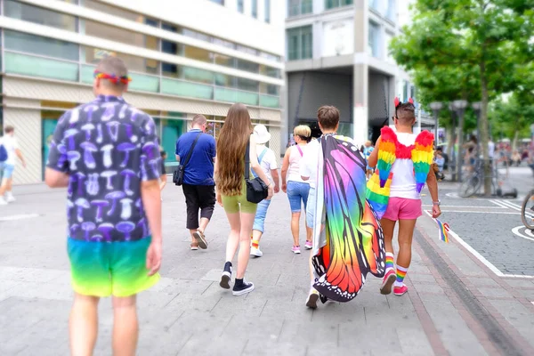 Kanatlı bir melek LGBTQ topluluğunda LGBT topluluğunun gururlu geçit töreninden önce, uluslararası LGBTQ hareketinin katılımcıları, kültürel çeşitlilik, sosyal aktivizm, insan hakları
