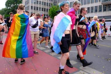 Frankfurt şehir merkezindeki CSD yürüyüşünün bir parçası olarak gökkuşağı bayraklı insanlar, cinsel çeşitlilik için mücadele, eşcinsel insanlara yönelik ayrımcılığa ve saldırılara karşı mücadele, F.RANKFURT - 15 Temmuz 2023
