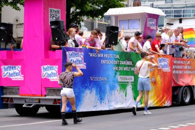 CSD 2023, Frankfurt: Şehir merkezinde geçit töreni, uluslararası yürüyüş insanları ve kamyonlar, cinsel çeşitlilik için mücadele, ayrımcılığa karşı eşcinsel insanlar, FRANKFURT - 15 Temmuz 2023