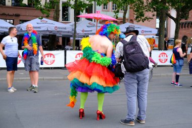 LGBT 'deki LGBTT topluluğunun gururlu geçit töreninden önce parlak giyimli tuhaf kişi, uluslararası LGBTQ hareketinin katılımcıları, kültürel çeşitlilik, sosyal aktivizm, insan hakları, FRANKFURT - 15 Temmuz 2023