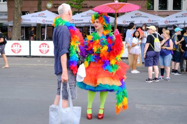 LGBT 'deki LGBTT topluluğunun gururlu geçit töreninden önce parlak giyimli tuhaf kişi, uluslararası LGBTQ hareketinin katılımcıları, kültürel çeşitlilik, sosyal aktivizm, insan hakları, FRANKFURT - 15 Temmuz 2023