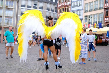 Kanatlı tuhaf insan LGBTQ topluluğu LGBT geçit töreninden önce, uluslararası LGBTQ hareketinin katılımcıları, kültürel çeşitlilik, sosyal aktivizm, insan hakları, FRANKFURT - 15 Temmuz 2023