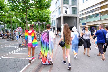 LGBTQ cemaatini LGBT 'de gurur yürüyüşünden önce giydirdi, uluslararası LGBTQ hareketinin katılımcıları, kültürel çeşitlilik, sosyal aktivizm, insan hakları, FRANKFURT - 15 Temmuz 2023