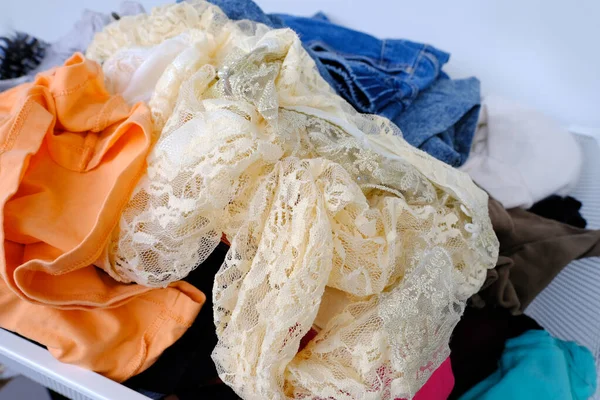 混乱の中に散らばっている服 服の選択における概念的ミニマリズム シンプルで意図的なワードローブの促進 環境に優しい慣行の促進 家庭での廃棄物の削減 — ストック写真