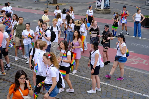 Jasno Ubrani Ludzie Społeczność Lgbtq Lgbt Przed Paradą Dumy Uczestnicy — Zdjęcie stockowe