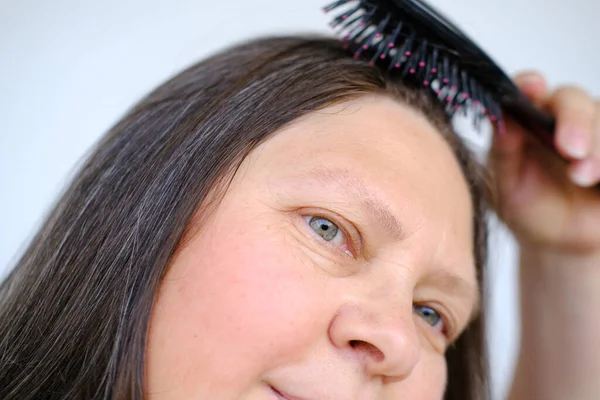Γιορτάζοντας Την Ομορφιά Στη Διαδικασία Γήρανσης Καστανά Μαλλιά Γυναίκα Ετών — Φωτογραφία Αρχείου