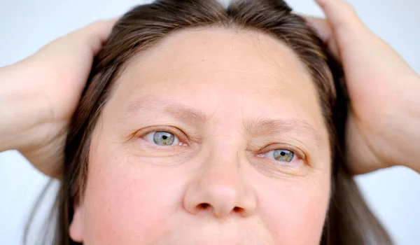 中年妇女近视 50岁的妇女面容灰白 仔细检查头发 优雅自信地老龄化 与年龄有关的变化 任何年龄段的自尊和自我形象 — 图库照片