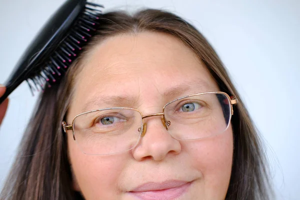 Крупным Планом Взрослое Женское Лицо Каштановые Волосы Женщины Лет Расчески — стоковое фото