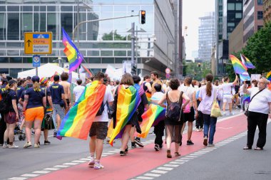 Frankfurt şehir merkezindeki CSD yürüyüşünün bir parçası olarak gökkuşağı bayraklı insanlar, cinsel çeşitlilik için mücadele, eşcinsel insanlara yönelik ayrımcılığa ve saldırılara karşı mücadele, F.RANKFURT - 15 Temmuz 2023
