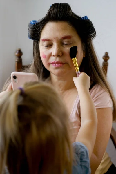 Chica Feliz Años Hace Mamá Brillante Maquillaje Moda Pinta Cara —  Fotos de Stock