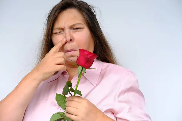 Blumenstrauß Rote Rosen Unglückliche Frau Mittleren Alters Jahre Alt Mit — Stockfoto