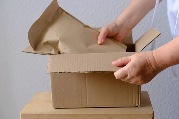 여성들의 클로즈업하는 포장지 주문받은 온라인 시기적절 배달이 크기의 이담긴 상자에서 — 스톡 사진