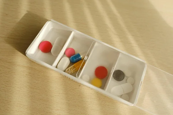 Nahaufnahme Von Medikamenten Kapseln Pillen Vitaminen Pillbox Organizer Für Woche — Stockfoto