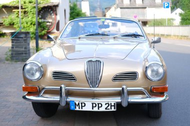 bej rengi VW Cabriolet, Retro Alman spor arabası Volkswagen Karmann ghia Cabrio Tip 14, Oldtimer arabası, farlar, retro-stil, Bacharach, Almanya - 17 Haziran 2023