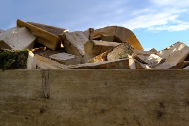 Ahşap kutuda odun yığınları, kış için odunlar, konsept soba, şömine, konutlarda mevsimsel soğutma, ülkenin enerji sektöründeki ekonomik sorunları, Rus doğalgazının kapatılması