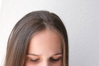 Yakın plan kadın kafası, alın, 20-25 yaşlarında genç bir kadın aşağı bakıyor, uzun saç, kendi yansıması, ilgili güzellik saç bakımı, saç bakımını destekleme, genetik teşhisi, şu anda yaşıyor.