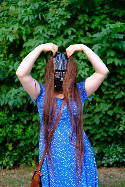 Счастливая Молодая Женщина Длинными Волосами Синем Платье Черной Маске Шлем — стоковое фото