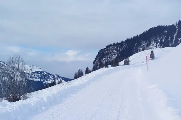 Bela Paisagem Branca Altas Montanhas Alpes Suíços Ampla Estrada Inverno — Fotografia de Stock