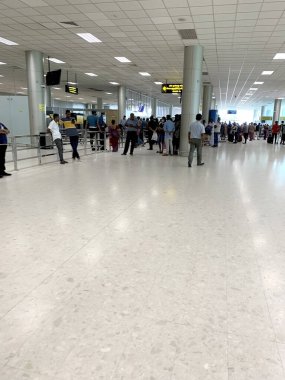Havaalanı binası, uçak biletleri, elektronik skorbord, lobi havaalanı, modern salon, seyahat, Colombo, Sri Lanka - 9 Ekim 2022