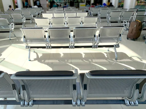 明るい空港ラウンジ 空港待合室 コンセプト旅客輸送 フライトキャンセル 到着時間 国際航海 モダンな家具の快適な金属の列 — ストック写真