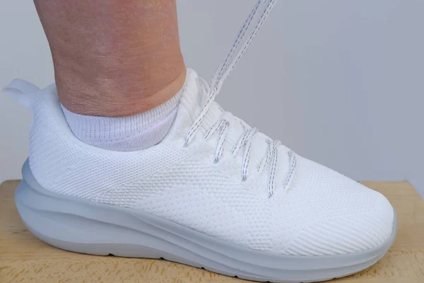Tênis Verão Branco Close Sapatos Teste Mãos Femininas Atacadores Gravata — Fotografia de Stock