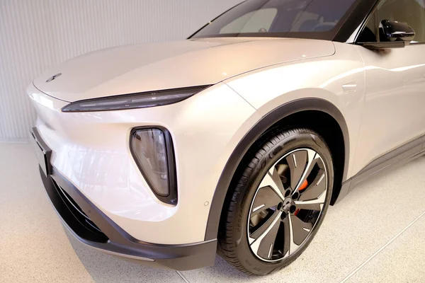白い車Nio El6デザインスタジオでDna ショールームで特別なタワーセンサーレイアウトを持つ電気自動車 代替エネルギー開発コンセプト 電気自動車の革新 フランクフルト 7月15 2023 — ストック写真