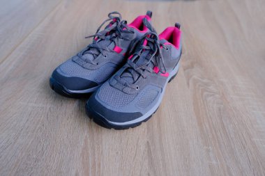 Bağcıklı, konsept ayakkabı bakım ve bakım, spor, spor, spor, aktif yaşam tarzı, ayakkabı mağazası ya da perakende mağazası ile bağlanmış gri yeni kadın yürüyüş ayakkabıları