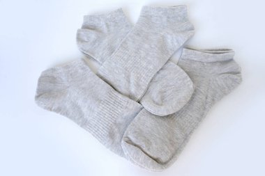 Gri pamuklu çoraplar, özen ve ilgi ifadesidir. Babaya, hafif arka plandaki kocaya, yararlı hediyelere ve kayıp giysilere.