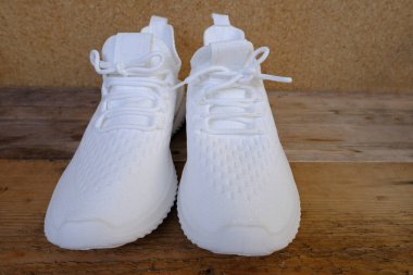 Bir çift yeni beyaz yürüyüş ayakkabısı, bağcıklı, konsept ayakkabı bakımı, spor ve spor, aktif yaşam tarzı, ayakkabı mağazası veya perakende satış